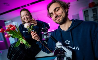 Zakochaj się w nauce. Walentynki w Hydropolis z kwiatami w roli głównej