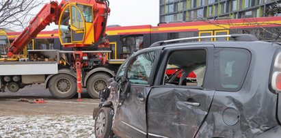 Wypadek na Pomorskiej. Auto zakleszczone między tramwajami