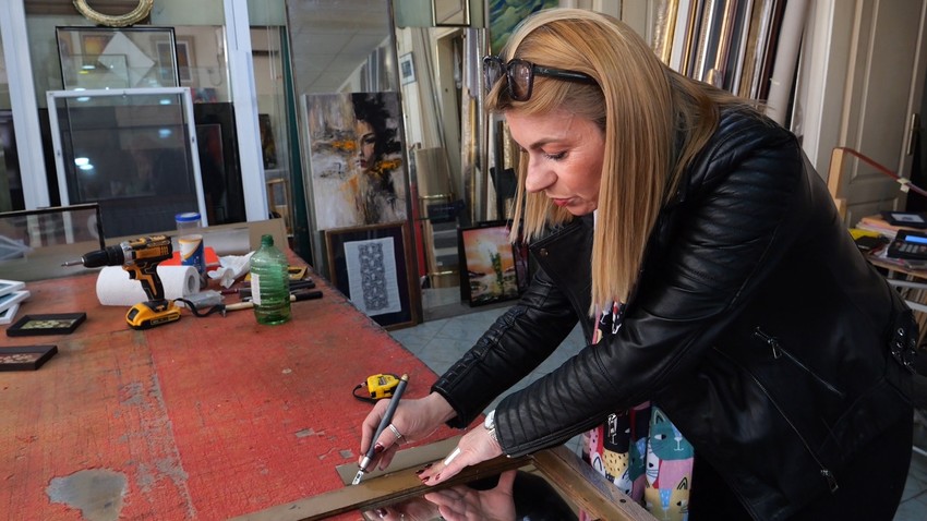 Desetak minuta je bilo potrebno Radmili da slika dobije ram