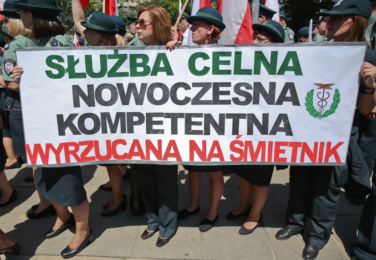 Pikieta celników przed Sejmem w Warszawie.