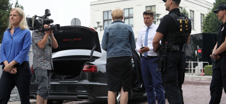 Premier o "aferze bagażnikowej": Apeluję do opozycji o zdrowy rozsądek. Rzecznik prezydenta: I co teraz, skok ze spadochronu?
