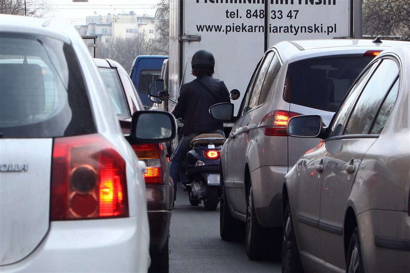 Celebryta na skuterze. Poznajesz go?