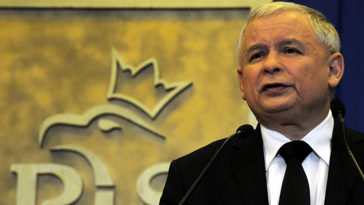 Prezes PiS Jarosław Kaczyński uważa, że polski rząd - w kontekście wyjaśniania przyczyn katastrofy smoleńskiej - powinien zażądać od Rosji wypełniania zobowiązań, a polska dyplomacja powinna "dezawuować w skali międzynarodowej" raport MAK. - Ta abdykacja ze strony pana Tuska była czymś, najłagodniej to ujmując, zadziwiającym - mówił Kaczyński o postawie premiera ws. katastrofy.