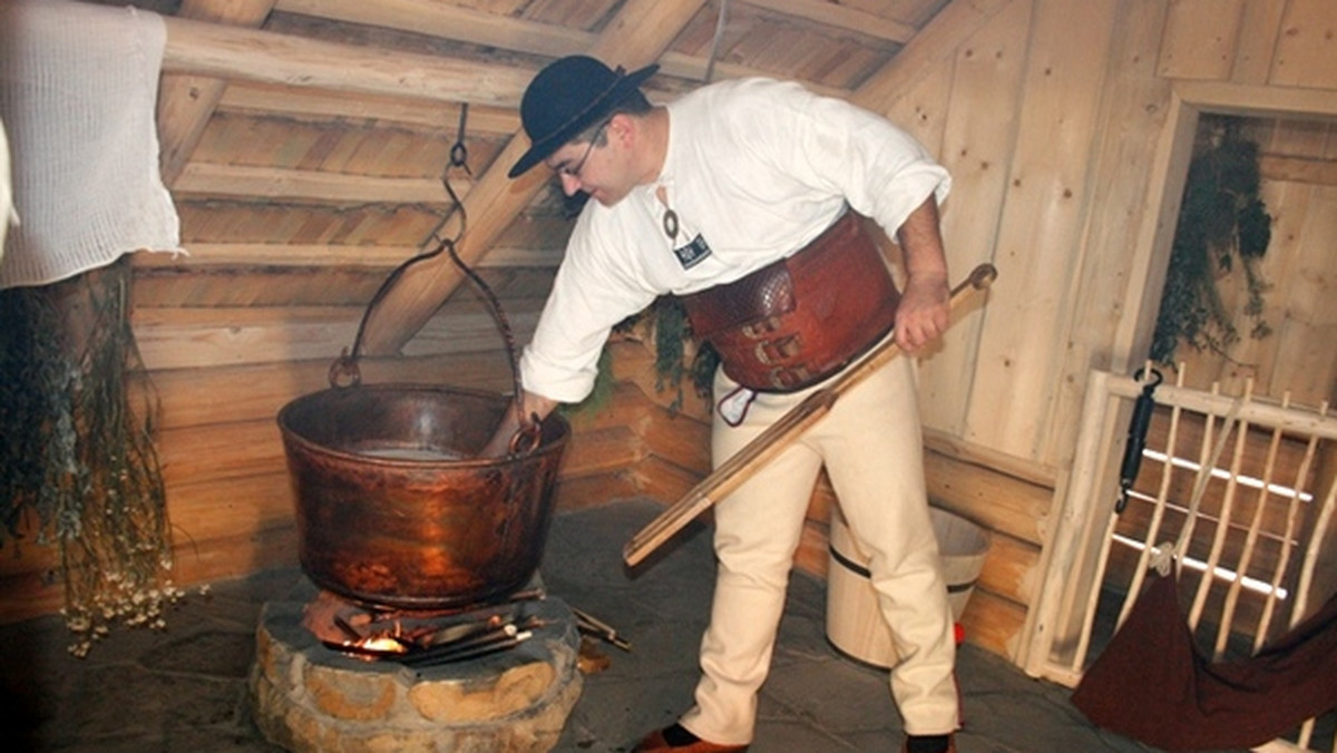 Kolyba z koszorem, chata kumornika oraz kuźnia ze starym miechem kowalskim tworzą Enklawę Budownictwa Drewnianego, która została uroczycie otwarta przy Muzeum Beskidzkim w Wiśle. Realizacja projektu była możliwa dzięki środkom unijnym pozyskanym przez Starostwo Powiatowe w Cieszynie.