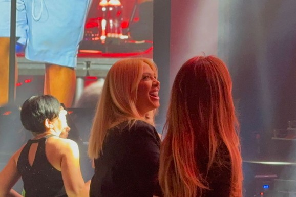 MILICA TODOROVIĆ SKAČE I IGRA SA SESTRAMA Pala u trans zbog pesme na koncertu Marije Šerifović: A onda se zagrlile (VIDEO)