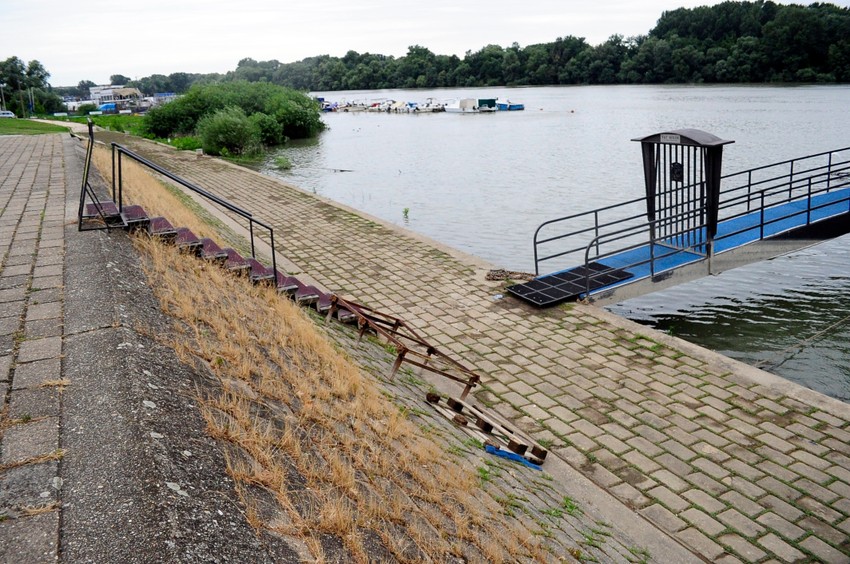 Mladić je ležao na pločniku ispred samog ulaza u splav
