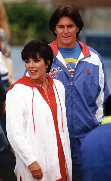 Amerykański sportowiec Bruce Jenner z żoną Kris Jenner, około 1990 r. (Fot. Kypros / Getty Images)