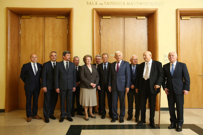 Od lewej: Kazimierz Marcinkiewicz, Waldemar Pawlak, Michał Mazowiecki, Adam Mazowiecki, Hanna Suchocka, Wojciech Mazowiecki, Donald Tusk, Jerzy Buzek, Jerzy Miller, Józef Oleksy i Jan Krzysztof Bielecki Gabinet Mazowieckiego wprowadził swobody obywatelskie, zmienił godło i nazwę państwa, a także dokonał zmian w konstytucji. Realizował też "plan Balcerowicza", który uruchomił reformy gospodarcze, w tym urynkowienie gospodarki i procesy prywatyzacyjne. Przywrócił także samorządność w Polsce i znaczenie społeczności lokalnej.