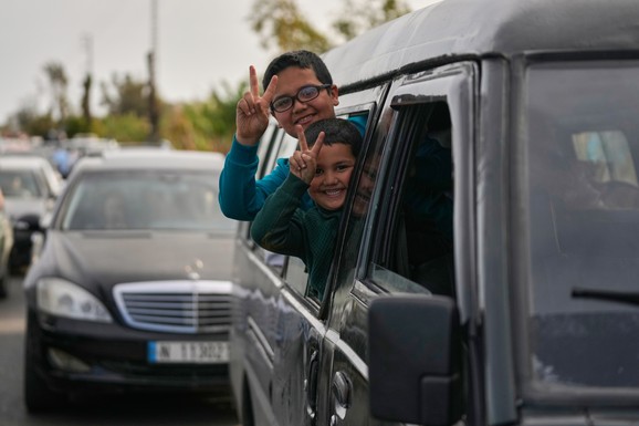 (FOTO, VIDEO) LIBANCI SE VRAĆAJU KUĆAMA! Slave primirje, pucaju od sreće, dižu dva prsta: Putevi zakrčeni zbog ogromnog broja povratnika