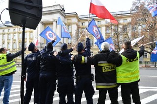 Protest służb mundurowych przed siedzibą rządu. Żądają waloryzacji uposażeń