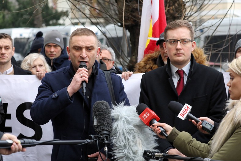 Robert Bąkiewicz (L) i Robert Winnicki (P) podczas pikiety pod hasłem "Stop Antypolonizmowi, stop wojnie", zorganizowanej przez Ruch Narodowy w lutym 2019 r. 