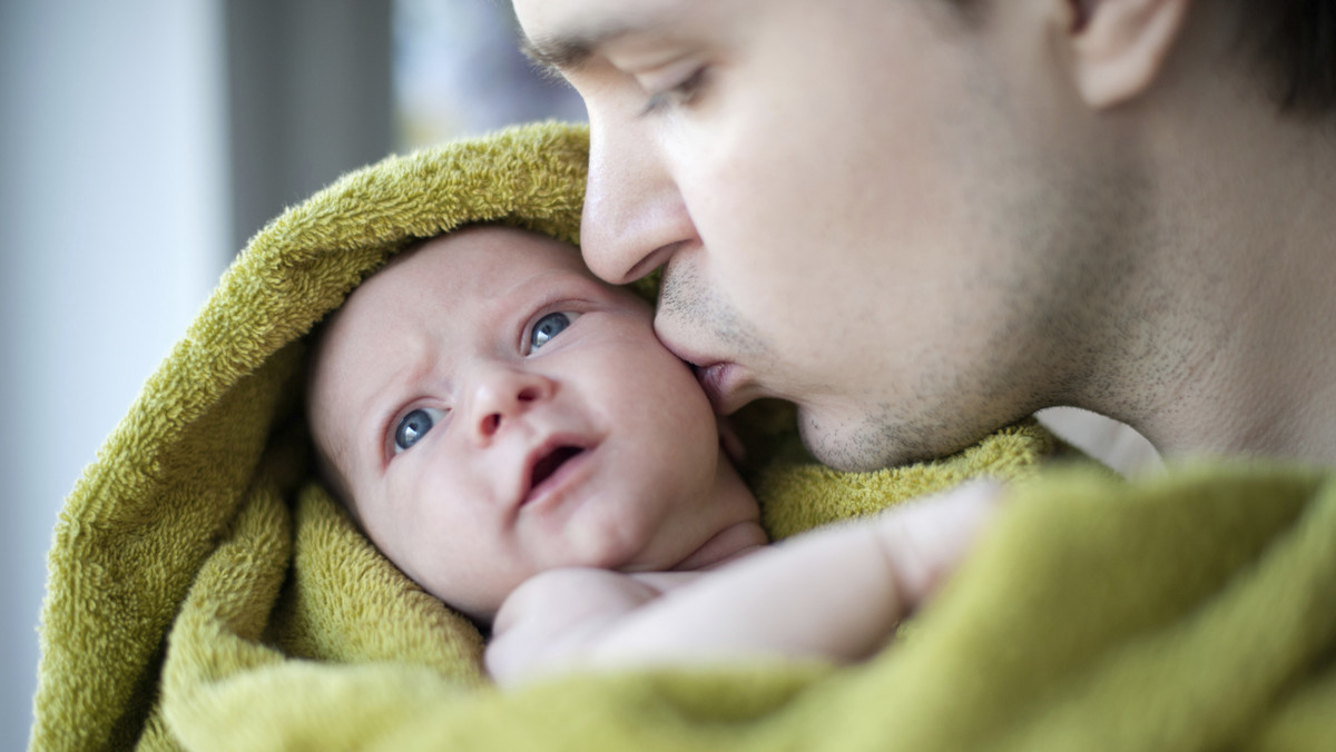 Aż 72 proc. ojców mających jedno dziecko chciałoby drugiego potomka – wynika z najnowszej Diagnozy Społecznej. Matki nie są już takie chętne do powiększania rodziny – tylko 62 proc. tego chce. Zaś 38 proc. pań mówi stanowcze "nie". – pisze "Dziennik Gazeta Prawna".