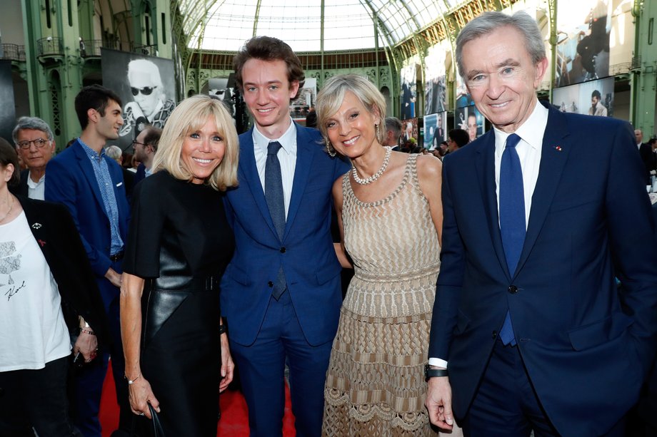 Od prawej: Bernard Arnault, jego żona Helene, syn małżeństwa Frederic Arnault oraz żona prezydenta Francji Brigitte Macron