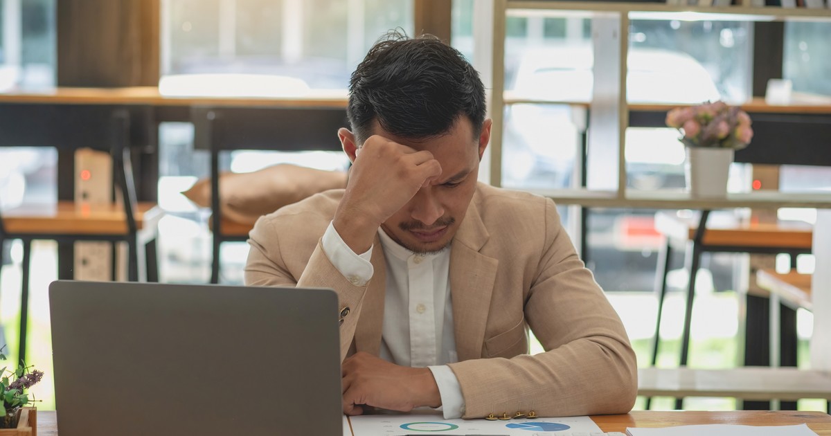 "Już rano czuję wewnętrzny ucisk, gdy pomyślę o pracy". Zaczyna się niepozornie. Psycholog: przy tych objawach należy skontaktować się ze specjalistą
