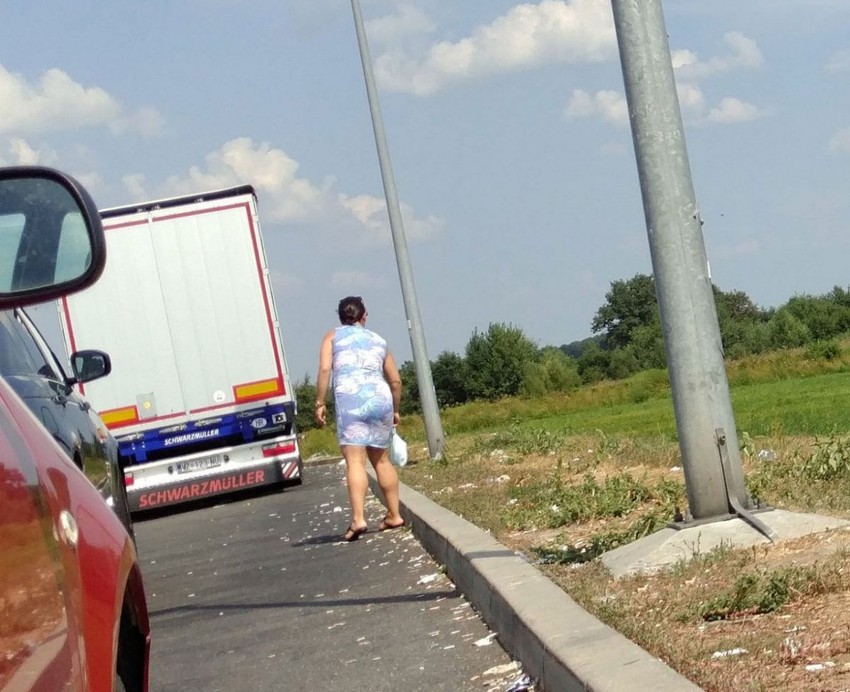 Rahel Orban baca prljave pelene pored puta