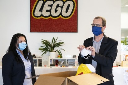 A LEGO saját gyártású védőszemüvegeket adományoz