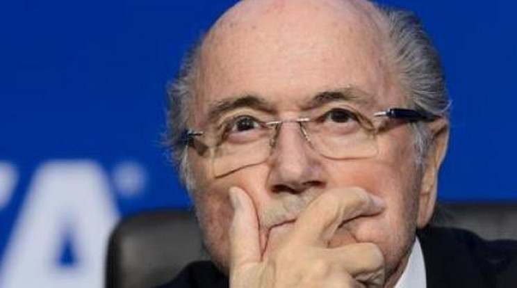 Máglyára küldik Blattert Angliában - videó