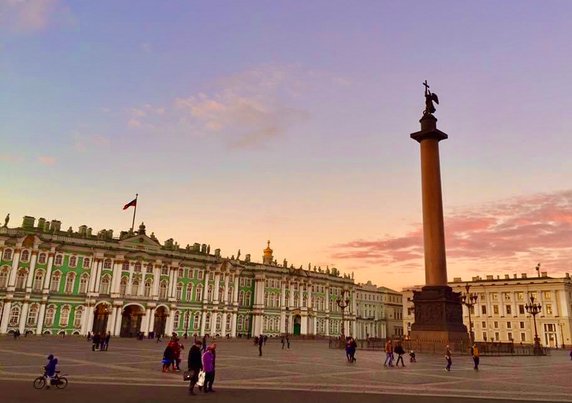 Ermitaż - mieści się w pięciu pałacach nad brzegiem Newy. Nazwa muzeum pochodzi od jednego z pałaców zimowych Piotra I