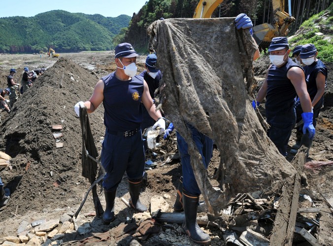 Ekipy ratownicze przeszukują ruiny szkoły w Ishinomaki