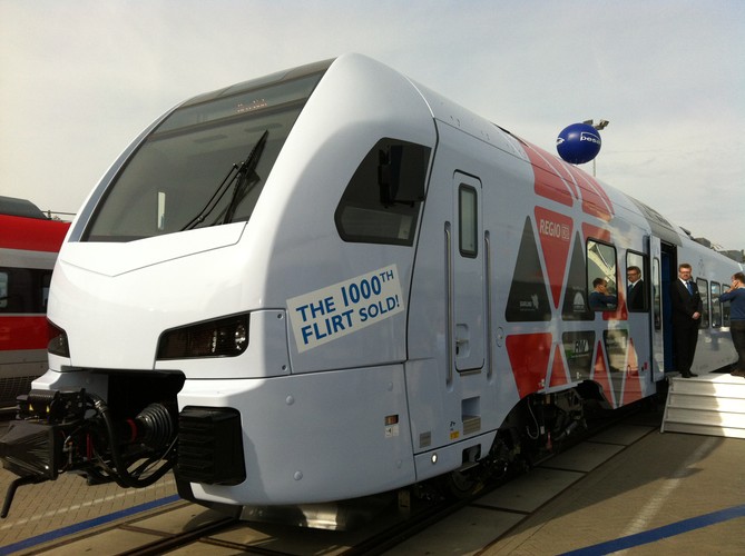 DB Regio kupuje spalinowe zespoły trakcyjne od polskiej Pesy, ale te elektryczne od szwajcarskiego Stadlera. Prędkość maksymalna tego składu to 160 km/h. Każdy z pociągów ma 271 foteli, w tym 23 w pierwszej klasie. Spółka zamówiła 28 takich składów do obsługi landu Nadrenia-Palatynat. Regularne kursowanie z pasażerami ma się zacząć za trzy miesiące.
<br>
 Fot. Konrad Majszyk