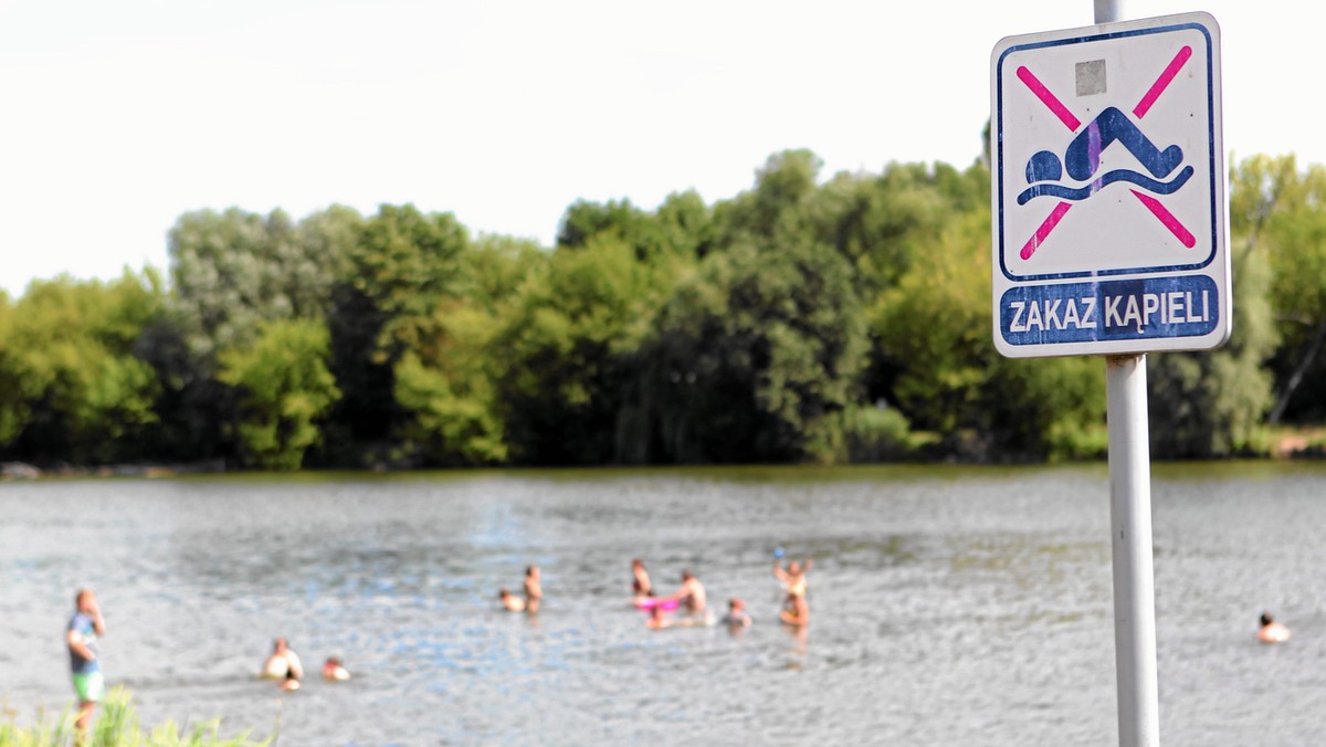 Od kilku dni nad Polską przetacza się fala upałów. Wysokie temperatury sprzyjają wypoczynkowi nad wodą, a ten nie zawsze kończy się dobrze. Miniony weekend był najtragiczniejszy pod względem utonięć w tym roku. Od piątku utonęło aż 41 osób. Rzecznik policji Mariusz Sokołowski powiedział, że pod wodą zginęło więcej osób niż na drogach.