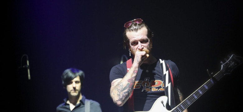 Wokalista Eagles Of Death Metal skrytykował Francuzów za zakaz posiadania broni