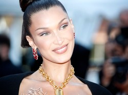 Niebywała pewność siebie: Bella Hadid z gołym biustem na czerwonym dywanie w Cannes