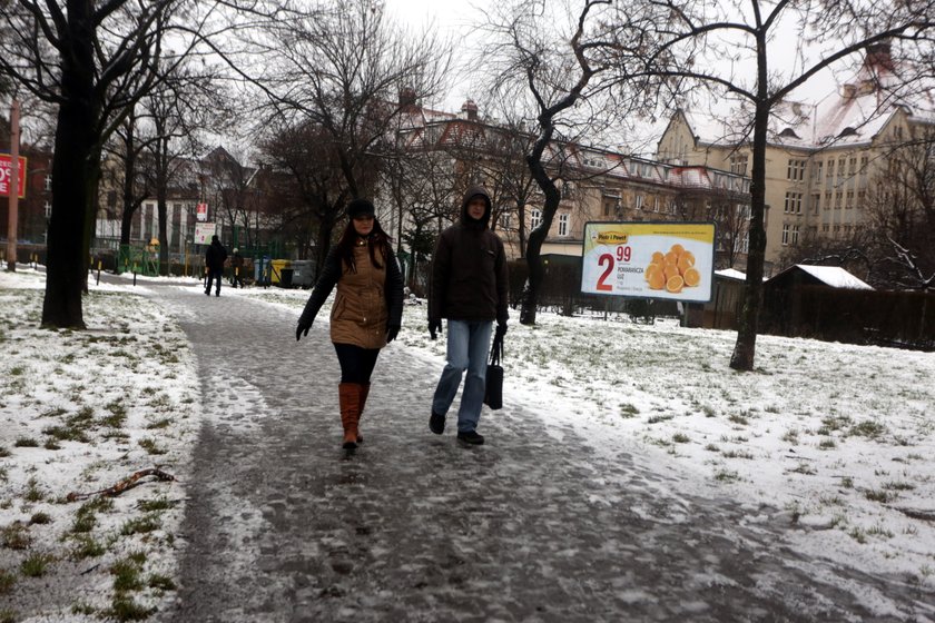 Śnieg na chodniku przy Glinianej we Wrocławiu