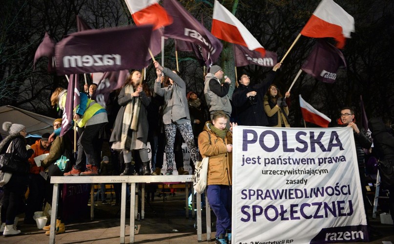 Protest Partii Razem przed KPRM