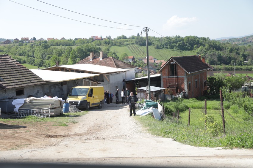 Rodbina se okupila na porodičnom imanju