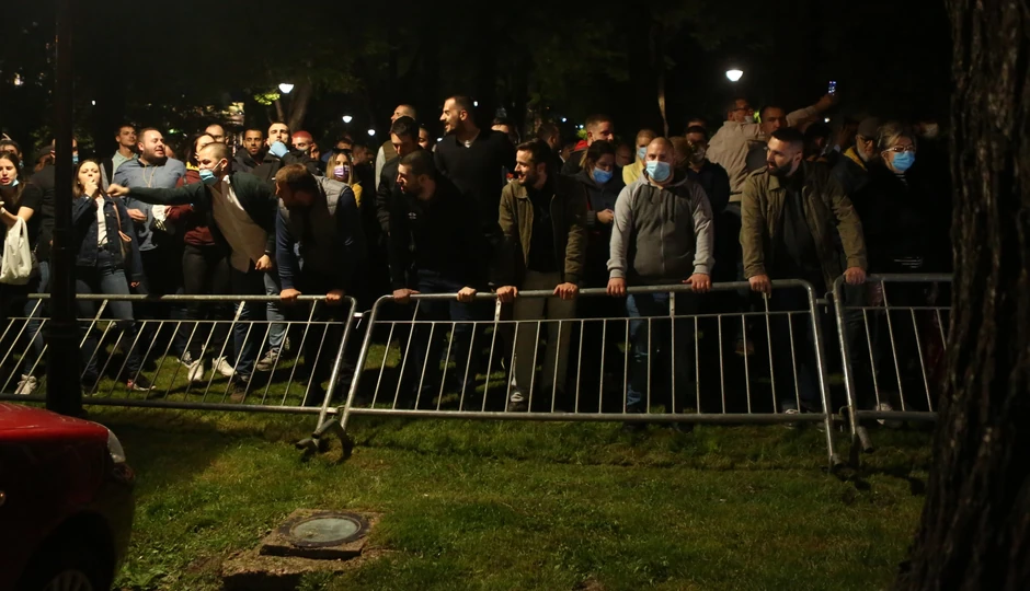 Rušenje ograde iz drugog ugla