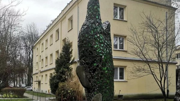 Inicjatorem powstania rzeźby plenerowej był mieszkaniec bloku nr 24 na osiedlu Górali Edward Rybicki. Delfina wybudował wraz z sąsiadem i autorem projektu Ryszardem Wójcikiem w latach 1969–1970 dla uczczenia 20-lecia Nowej Huty. Rzeźba jest wykonana z betonu, ozdobiona tłuczonym szkłem, osadzona na postumencie z otoczaków.