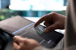 Atak hakerski, cyberatak. Jak wojna hybrydowa destabilizuje gospodarkę?