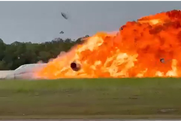 (VIDEO) AVION UDARIO U PISTU, PA EKSPLODIRAO! Stravične scen