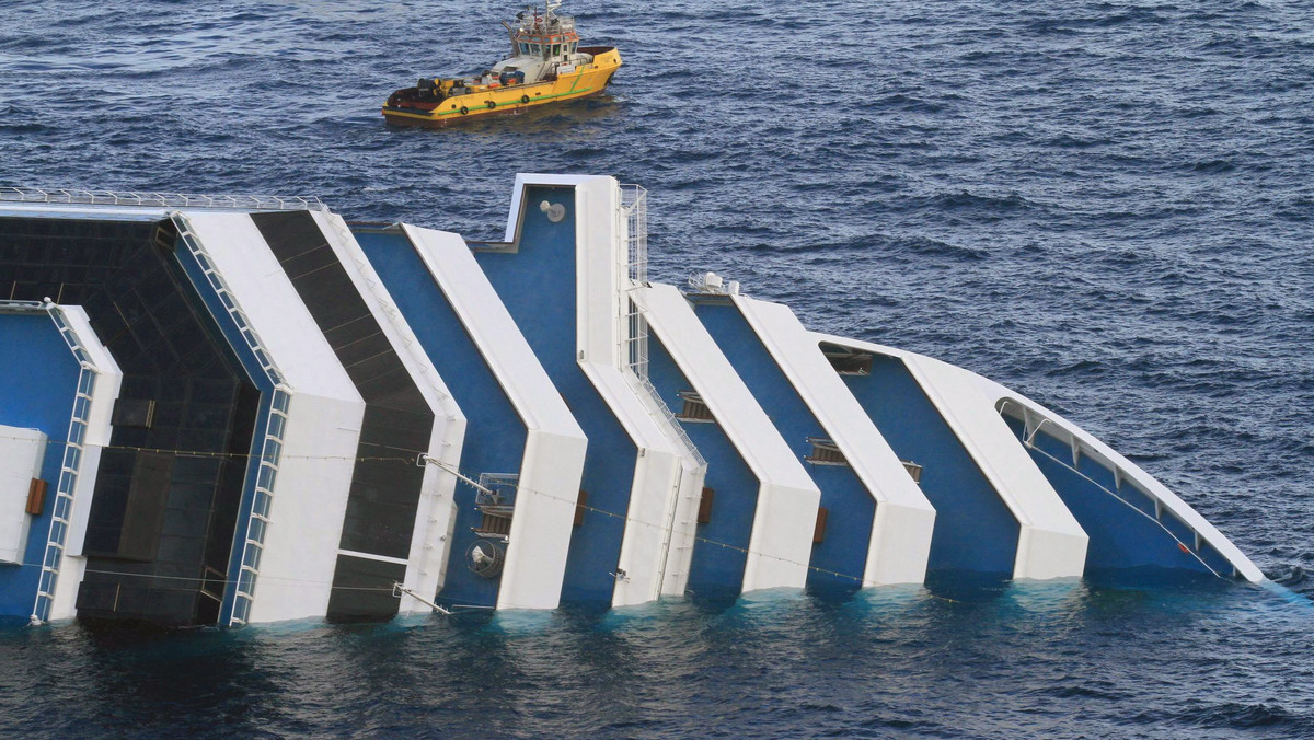 Podwodny robot poszukuje ciał ofiar katastrofy włoskiego statku Costa Concordia, częściowo zatopionego w pobliżu wyspy Giglio w Toskanii. Akcja poszukiwawcza prowadzona przez płetwonurków we wnętrzu jednostki została zawieszona, ponieważ wrak się przemieszcza.