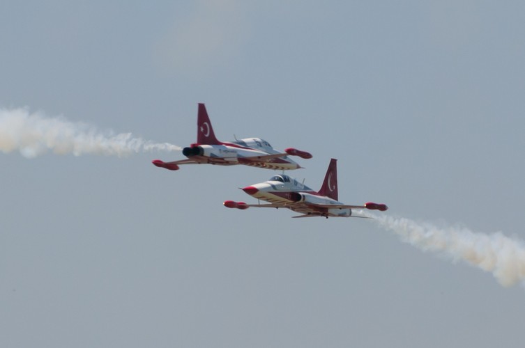 Samoloty Turkish Stars podczas próby pokazu lotniczego, 13 bm. Na poznańskim lotnisku Ławica odbywają się pokazy lotnicze Aerofestival 2015. (jk/cat) PAP/Jakub Kaczmarczyk