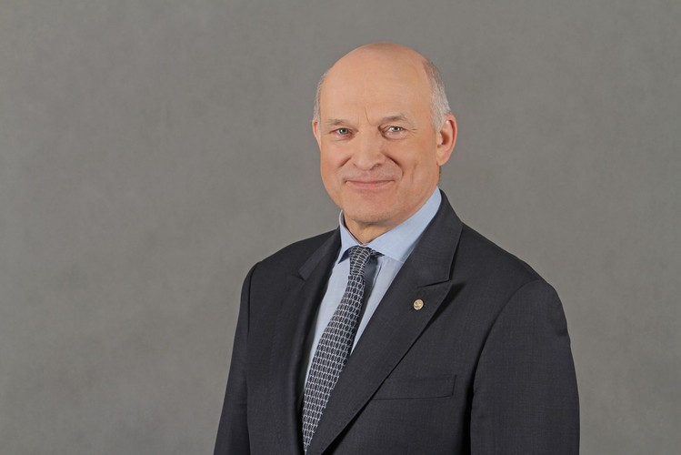 <strong>Miejsce 32. Paweł Olechnowicz, prezes Grupy Lotos</strong>
<br /><br />
O tym, że szef gdańskiego koncernu paliwowego to człowiek o mocnej pozycji, który ma wiele do powiedzenia w polskiej gospodarce, najlepiej świadczy to, że w fotelu prezesa Grupy Lotos zasiada od prawie 13 lat. To absolutny rekord wśród menedżerów kierujących spółkami Skarbu Państwa. Nic dziwnego, że o Olechnowiczu, który kierując grupą, przeżył już aż sześciu premierów, mówi się „Niezatapialny”. To, że umie przekonać głównego właściciela gdańskiej spółki do swoich koncepcji rozwoju firmy, Olechnowicz udowodnił nie raz. To z jego inicjatywy stworzono od zera ogólnopolską sieć stacji czy rozbudowano rafinerię, zwiększając jej moce produkcyjne z 4,5 mln do 10,5 mln ton ropy rocznie. Jednak w ubiegłym roku prezesowi udała się rzecz, która nie wyszła dotychczas nikomu. Doprowadził do wielkiej emisji nowych akcji pomorskiej firmy, które Skarb Państwa objął za 500 mln zł w gotówce. Grupa Lotos zdecydowała też, że będzie badać zawartość skał łupkowych pod dnem Bałtyku. Poza tym wkrótce powinna zapaść decyzja o ewentualnej dalszej rozbudowie gdańskiego zakładu. Tym razem chodzi o postawienie instalacji petrochemicznych wspólnie z Grupą Azoty. (bam)<br /><br />