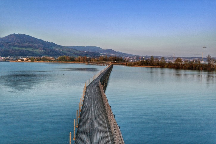 Die längste Holzbrücke der Schweiz ist 841 Meter lang und verbindet Rapperswil SG mit Pfäffikon SZ. 