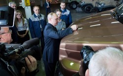 Rosyjski gigant ruszył z produkcją dwóch nowych aut. Zachwycony Putin podpisał się na pierwszej sztuce