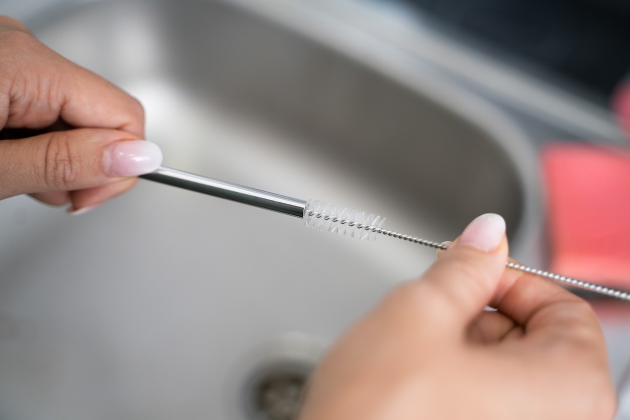 Slamky vo fľašiach treba čistiť dôkladne – bežné opláchnutie nestačí, usadeniny sa držia hlboko vo vnútri.