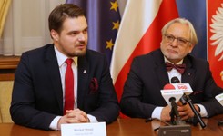 Dwaj posłowie grożą odejściem z klubu PiS. Chodzi o pieniądze dla Warmii i Mazur