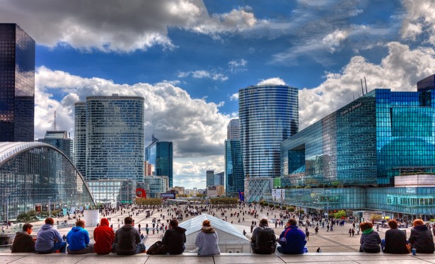 Centrum La Defense w Paryżu. Fot. Radu Razvan / Shutterstock.com