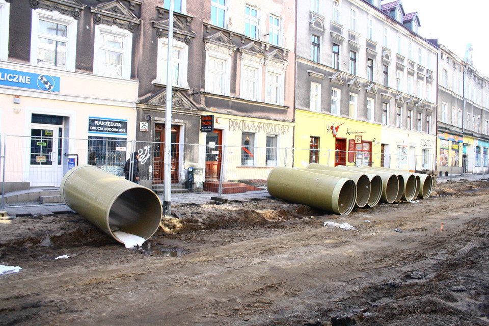 Remontują ul. Wajdeloty. Nie ma już kasztanowca