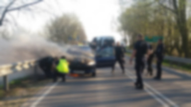 Policjanci uratowali młodych ludzi z płonącego auta