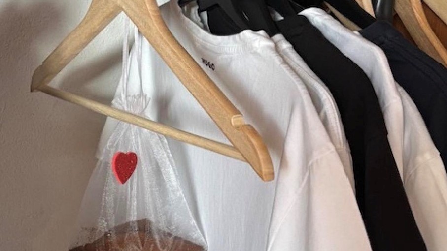 Vrecúško v skrini pohltí vlhkosť aj nepríjemný zápach – a stačia vám tri lyžice bežnej suroviny.