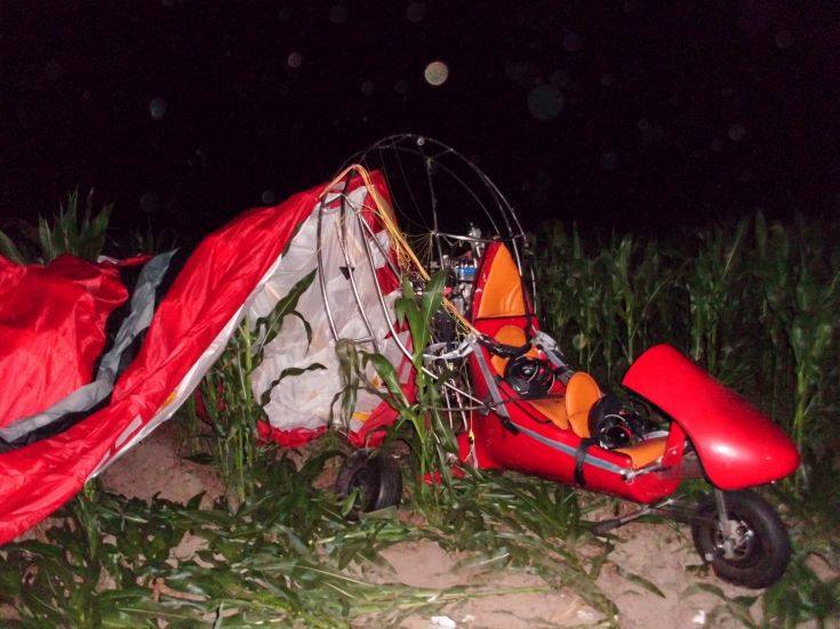 Motoparalotnia rozbiła się na polu w Rusiborku