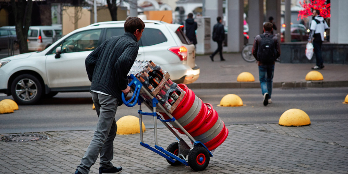 Proponowana przez rząd zmiana podwyższa stawki akcyzy na alkohol etylowy i wyroby tytoniowe o 10 proc. od 1 stycznia 2020 roku. To więcej niż dotąd planowano, bo w ustawie budżetowej założono wcześniej, że stawki akcyzy w 2020 roku pójdą w górę o 3 proc.