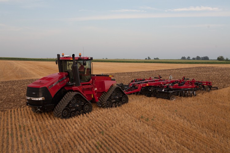 „Bugatti świata traktorów”. Case IH Steiger 600 został wyposażony w potężny silnik o mocy 600 koni mechanicznych oraz kabinę Case IH Surveyor, która gwarantuje komfort jazdy w każdych warunkach dzięki wbudowanym układom amortyzacji. Na pokładzie znajdziemy również ekskluzywny 40-stopniowy fotel obrotowy oraz specjalny podłokietnik z intuicyjnym sterownikiem MultiControl.

(fot. www.caseih.com)