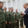 Ruski predsednik Vladimir Putin razgovara sa vojnicima u Senatskoj palati Kremlja u Moskvi, 12. juna 2026.