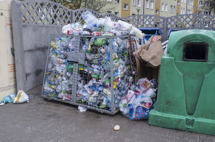 Przepełniony kontener do segregacji odpadów